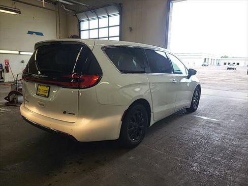 Used 2023 Chrysler Pacifica Limited FWD image 6