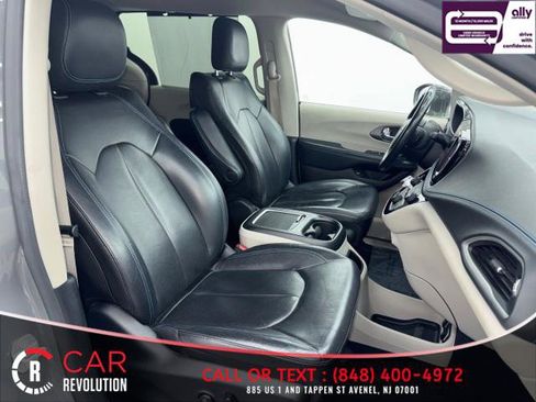 Used 2021 Chrysler Pacifica Touring-L image 42