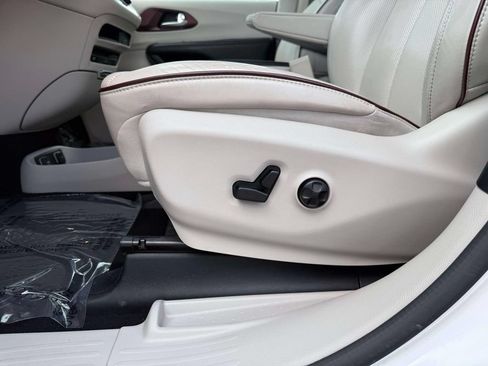 Used 2019 Chrysler Pacifica Limited FWD image 17