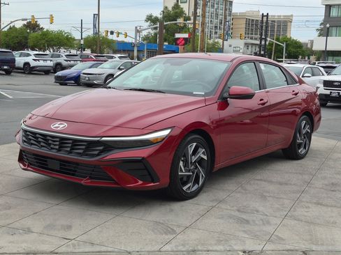 Certified 2025 Hyundai Elantra Limited FWD image 10