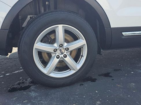 Used 2017 Ford Explorer XLT w/ Equipment Group 202A image 8