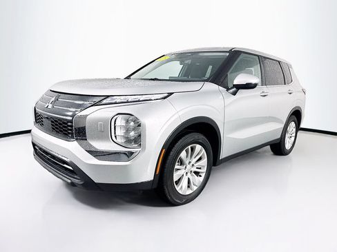 Used 2025 Mitsubishi Outlander ES AWD/4WD image 3