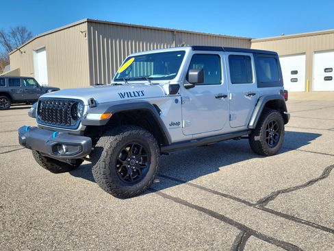 Used 2024 Jeep Wrangler Unlimited image 2