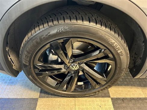 Certified 2023 Volkswagen Tiguan SE R-Line image 8