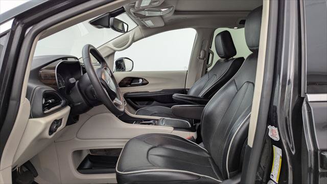 Used 2023 Chrysler Pacifica Limited FWD image 14