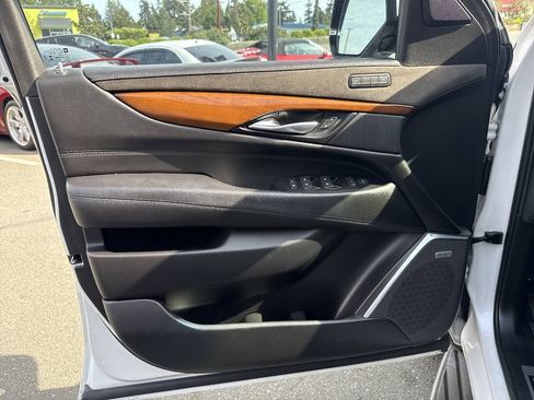 Used 2018 Cadillac Escalade Luxury AWD/4WD image 26