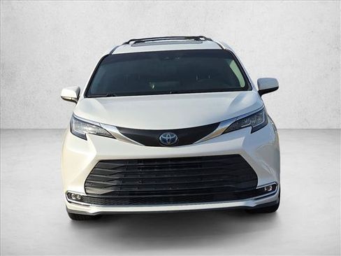 Used 2022 Toyota Sienna XLE FWD image 2