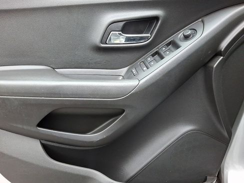 Used 2019 Chevrolet Trax LT w/ LT Convenience Package AWD/4WD image 12