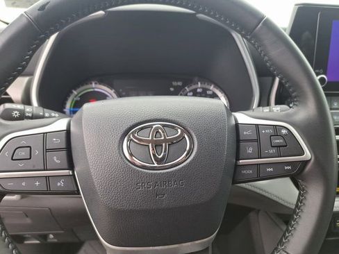 Used 2023 Toyota Highlander XLE AWD/4WD image 15