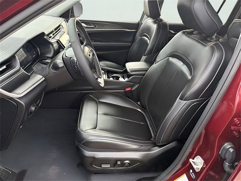 Used 2023 Jeep Grand Cherokee L Limited image 11