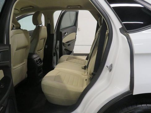Used 2019 Ford Edge SE image 17