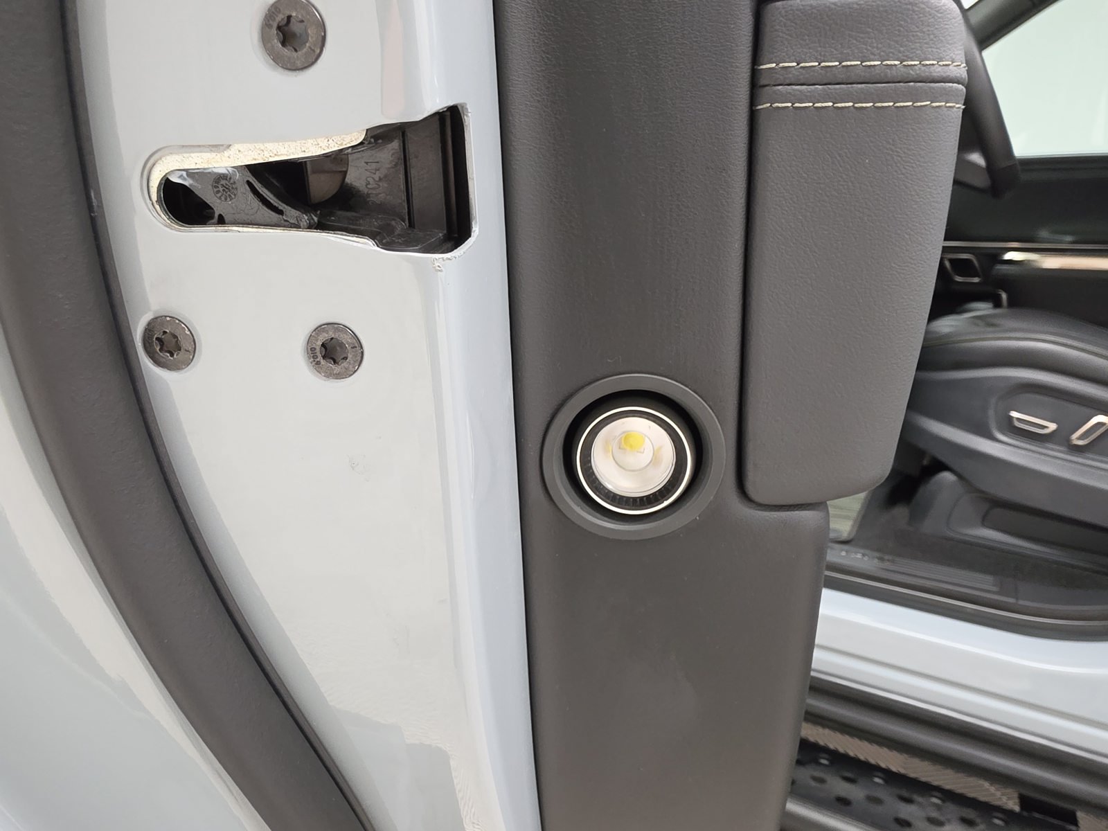 Used 2022 Rivian R1T Adventure AWD/4WD image 30