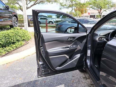 Used 2022 Toyota C-HR Limited image 21