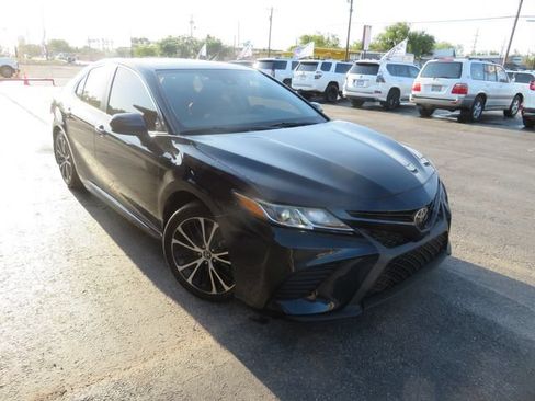 Used 2020 Toyota Camry SE FWD image 3
