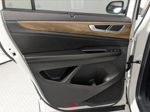 Used 2024 Volkswagen Atlas SE FWD image 14