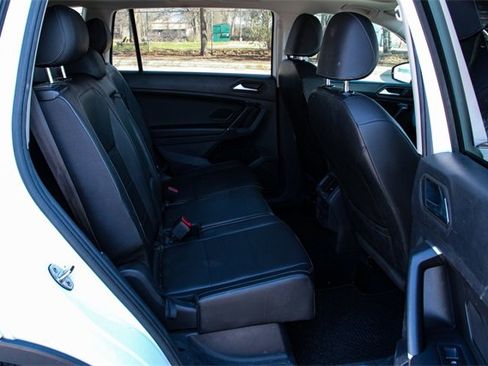 Used 2020 Volkswagen Tiguan SE w/ Panoramic Sunroof Package image 35