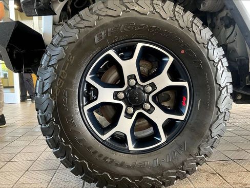 Used 2020 Jeep Wrangler Unlimited Sahara AWD/4WD image 30