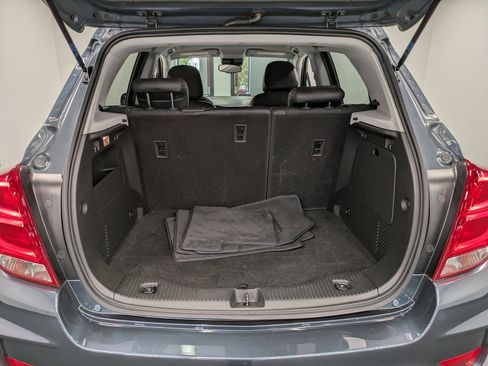 Used 2022 Chevrolet Trax LT w/ LT Convenience Package image 24