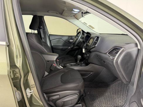 Used 2019 Jeep Cherokee Latitude w/ Cold Weather Group AWD/4WD image 14