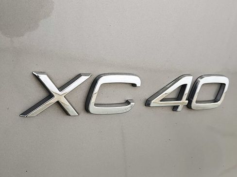 Used 2024 Volvo XC40 B5 Plus AWD/4WD image 35