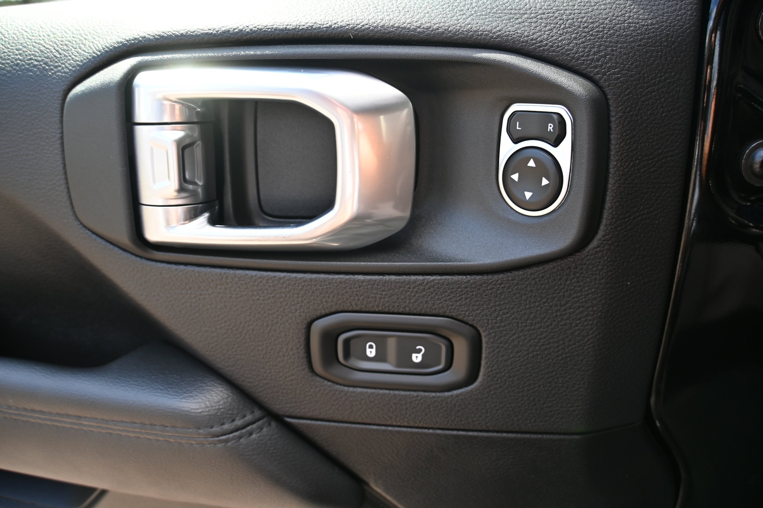 Used 2023 Jeep Wrangler Unlimited Sahara AWD/4WD image 10