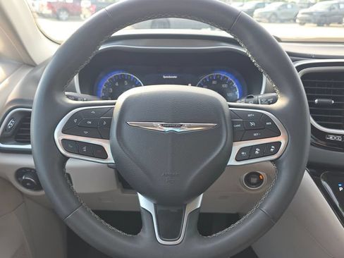 Certified 2024 Chrysler Pacifica Touring-L FWD image 31