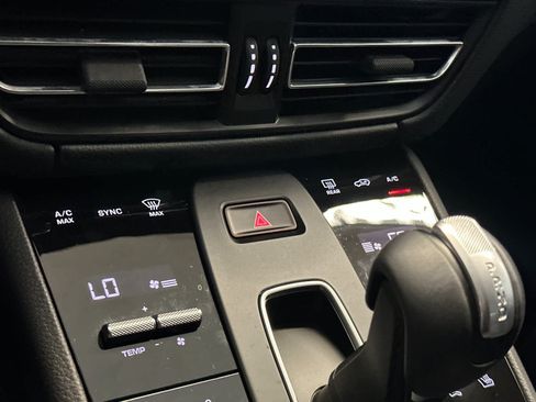 Certified 2025 Porsche Macan AWD/4WD image 23