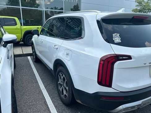 Used 2022 Kia Telluride EX w/ Towing Package FWD image 6
