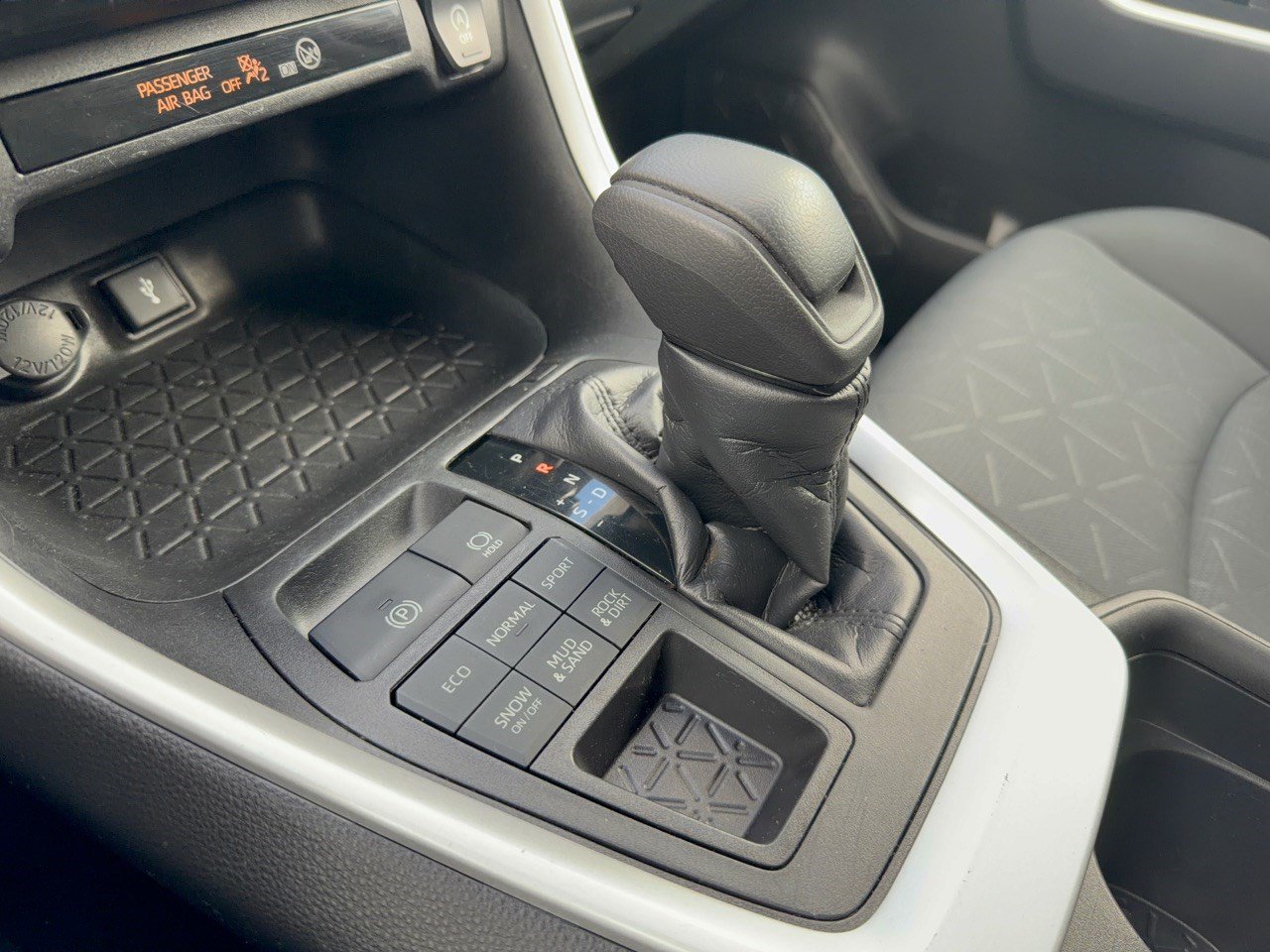 Used 2021 Toyota RAV4 XLE AWD/4WD image 21