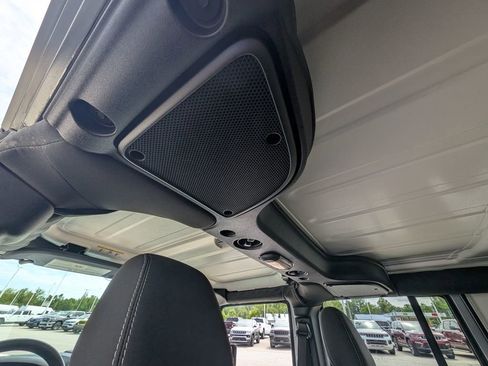 Used 2018 Jeep Wrangler Unlimited Sahara w/ Connectivity Group image 31