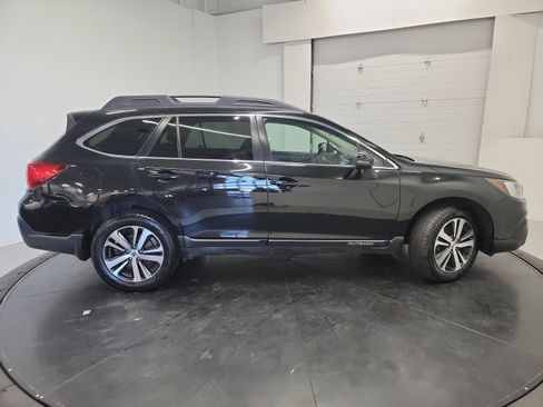 Used 2018 Subaru Outback 3.6R Limited AWD/4WD image 11