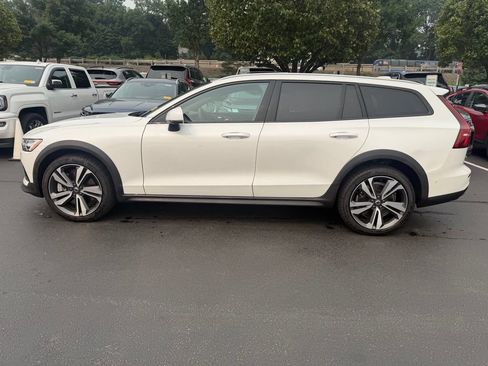 Used 2024 Volvo V60 B5 Cross Country Plus AWD/4WD image 3