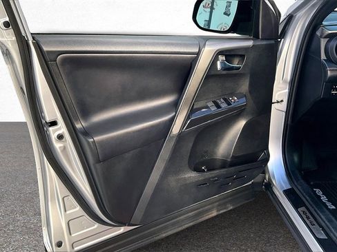 Used 2016 Toyota RAV4 SE image 17