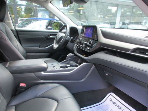 Used 2023 Toyota Highlander XLE FWD image 13