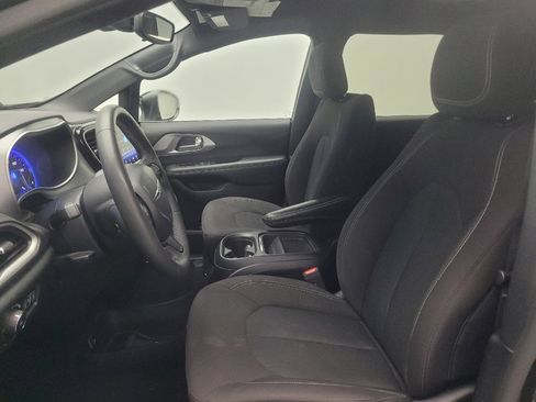 Used 2023 Chrysler Pacifica Touring FWD image 17