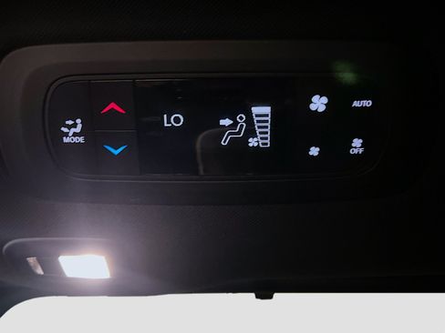 Used 2023 Chrysler Pacifica Limited w/ S Appearance Package FWD image 18
