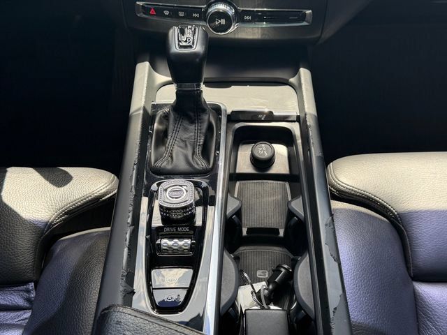 Used 2019 Volvo XC60 T5 Momentum w/ Multimedia Package FWD image 19