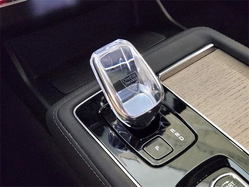 Used 2025 Volvo XC90 B5 Plus image 19