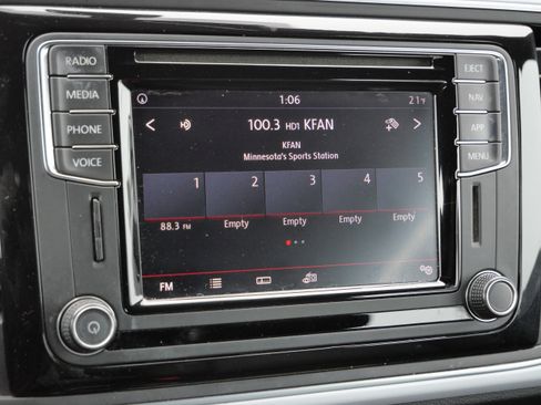 Used 2018 Volkswagen Beetle 2.0T SE image 24