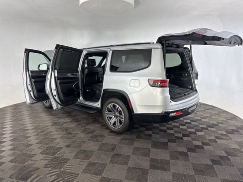 Used 2022 Jeep Wagoneer Series III w/ Convenience Group I AWD/4WD image 19