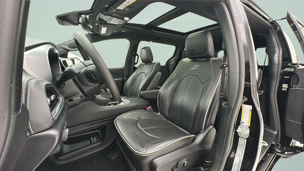 Used 2025 Chrysler Pacifica Limited FWD image 15