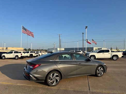 Used 2025 Hyundai Elantra SEL FWD image 22