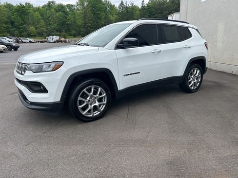 Used 2022 Jeep Compass Latitude w/ Sun and Sound Group AWD/4WD image 2
