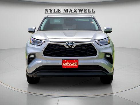 Used 2023 Toyota Highlander LE FWD image 5