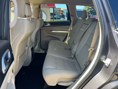 Used 2021 Jeep Grand Cherokee Laredo RWD image 30