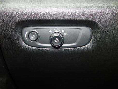 Used 2023 Chevrolet Traverse LT image 33