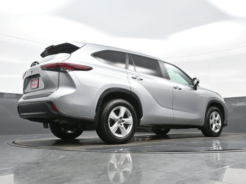 Used 2024 Toyota Highlander LE AWD/4WD image 32