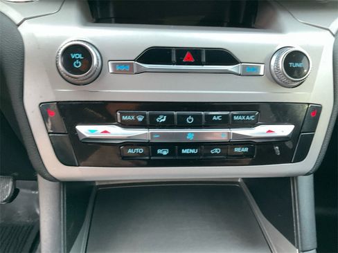 Used 2023 Ford Explorer XLT image 25