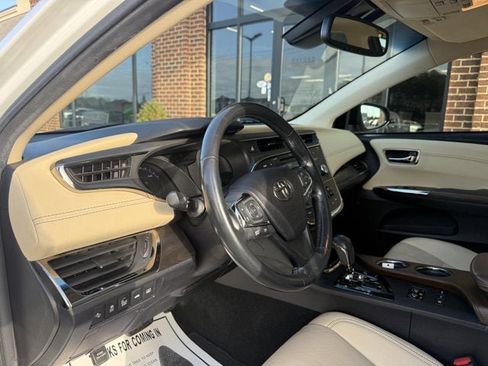 Used 2018 Toyota Avalon Limited image 17