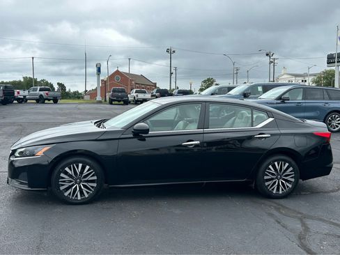 Used 2024 Nissan Altima 2.5 SV FWD image 1